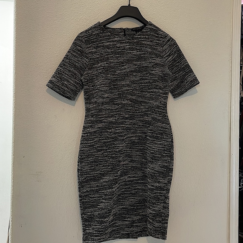 beautiful banana republic dress.
new without tag.
very comfortable,never used it